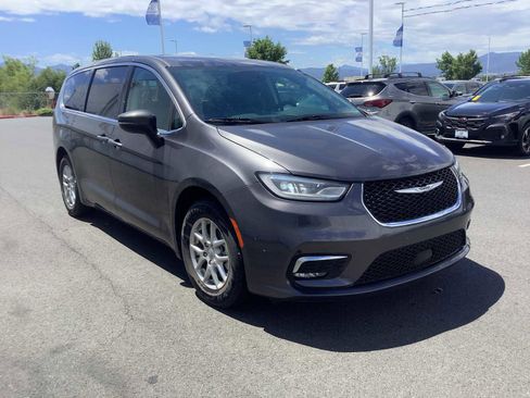 Used 2023 Chrysler Pacifica Touring-L FWD image 8