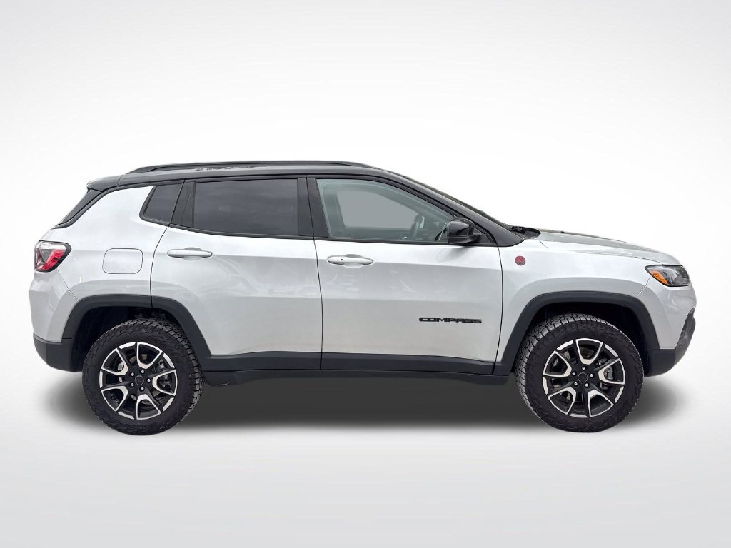 Used 2025 Jeep Compass Trailhawk AWD/4WD image 6