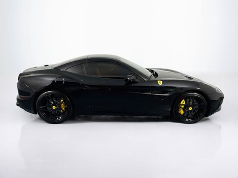 Used 2017 Ferrari California T RWD image 52