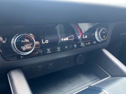 Used 2024 Mitsubishi Outlander SE image 15