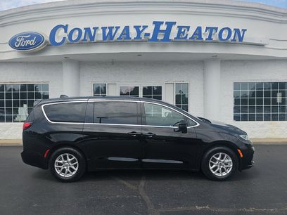 Used 2025 Chrysler Pacifica Select
