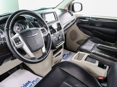 Used 2014 Chrysler Town & Country Touring image 23
