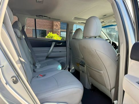 Used 2011 Toyota Highlander SE w/ Tow Pkg AWD/4WD image 16