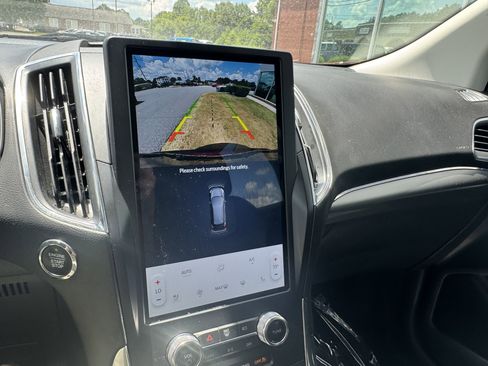 Used 2024 Ford Edge Titanium image 19