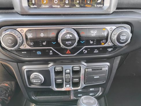Used 2021 Jeep Wrangler Unlimited Sahara AWD/4WD image 19