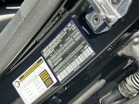 Used 2025 Mercedes-Benz GLE 450e 4MATIC w/ Driver Assistance Package image 35