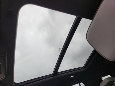 Used 2021 GMC Yukon SLT w/ SLT Premium Package image 10