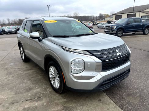 Used 2022 Mitsubishi Outlander ES image 3