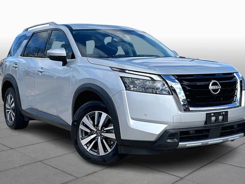 Used 2025 Nissan Pathfinder SL image 2