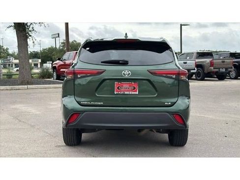 Used 2024 Toyota Highlander XLE FWD image 7