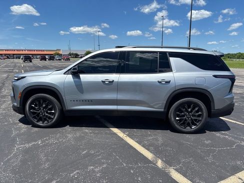 Used 2024 Chevrolet Traverse LT w/ Midnight/Sport Edition FWD image 8