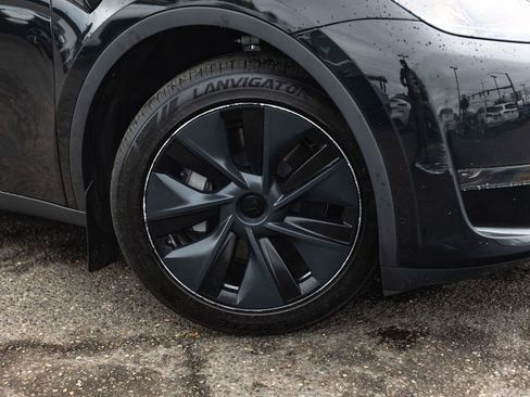 Used 2025 Tesla Model Y Long Range RWD image 4
