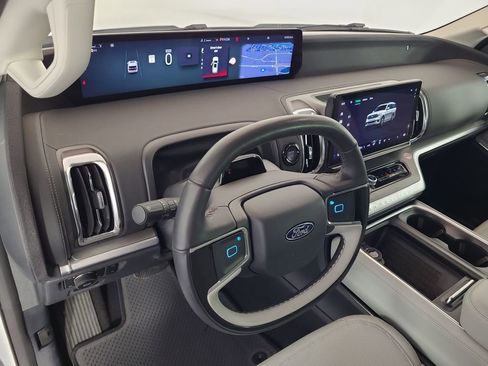 Used 2025 Ford Expedition Platinum image 13