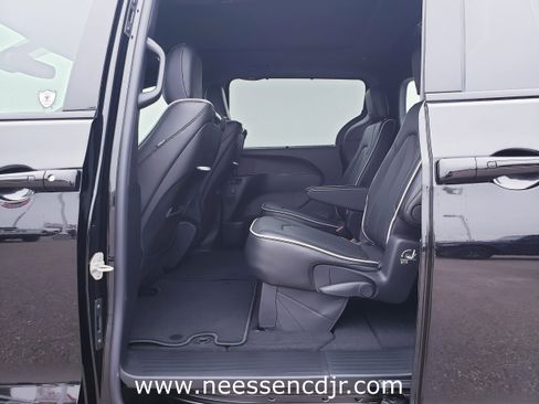 New 2026 Chrysler Pacifica Limited image 13