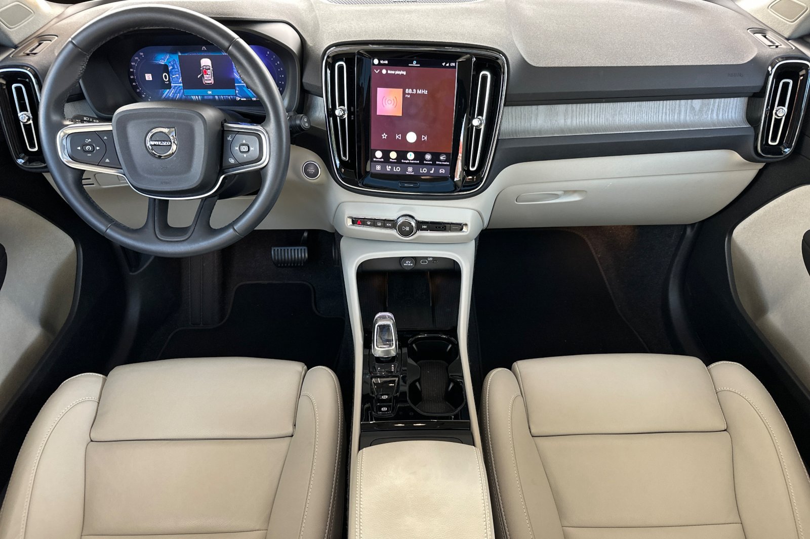 Certified 2025 Volvo XC40 B5 Plus AWD/4WD image 15