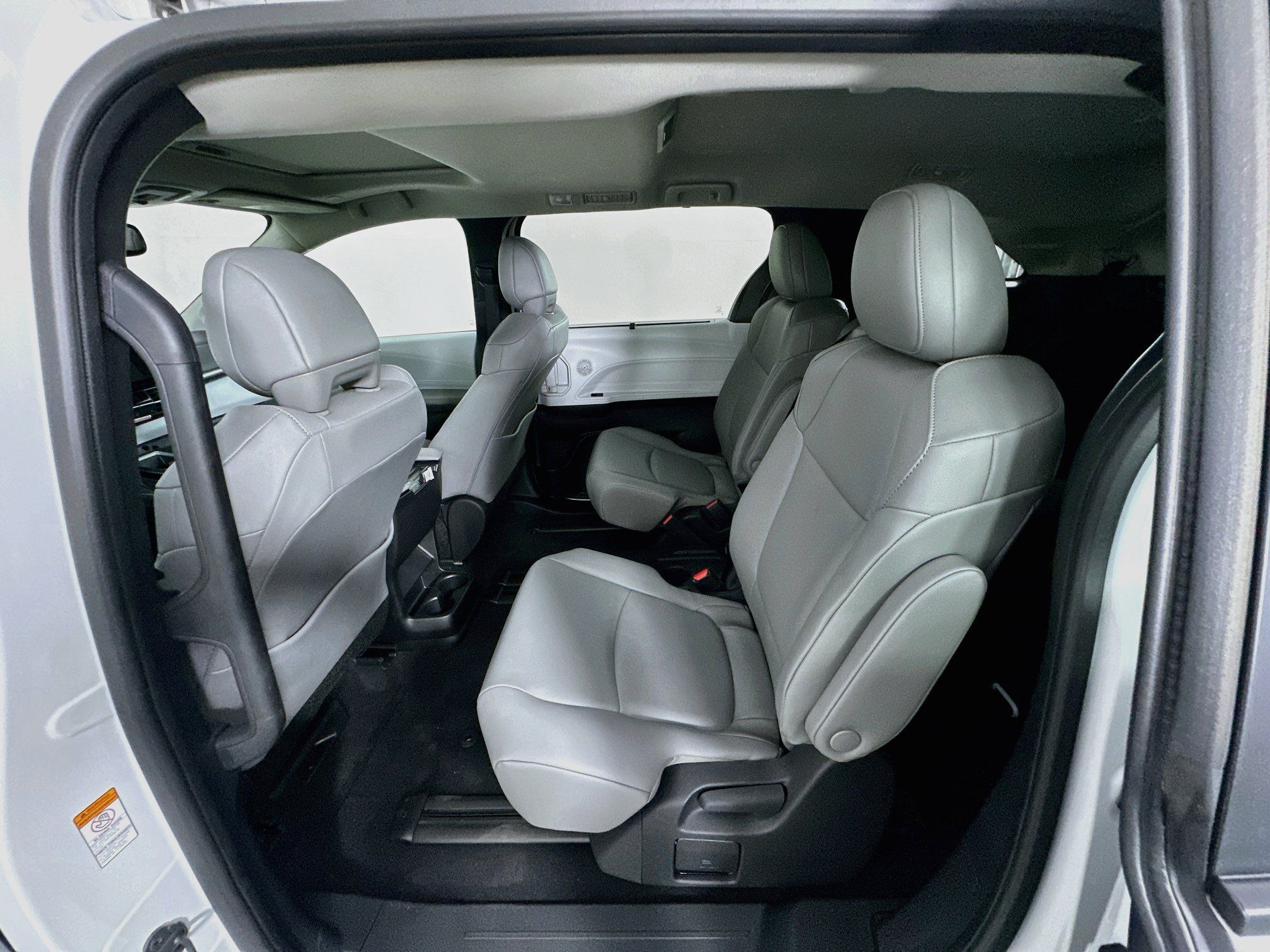 Used 2026 Toyota Sienna XLE FWD image 30
