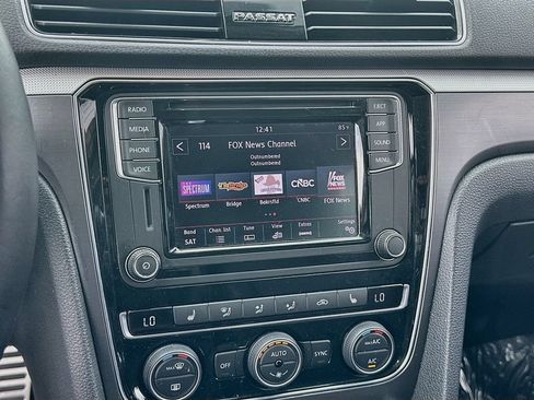 Used 2018 Volkswagen Passat 2.0T R-Line w/ R-Line Lighting Package FWD image 14