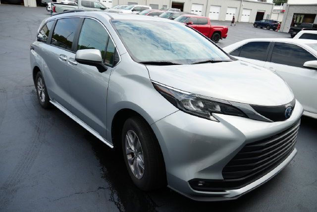 Used 2025 Toyota Sienna XLE FWD image 1