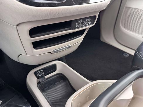 Used 2023 Chrysler Pacifica Touring-L image 22