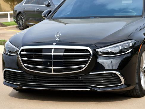 Used 2022 Mercedes-Benz S 580 4MATIC Sedan image 3