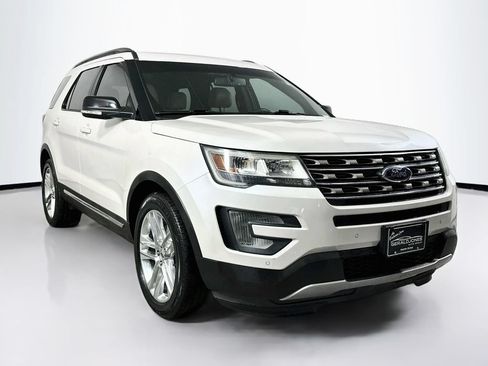 Used 2016 Ford Explorer XLT w/ Equipment Group 202A FWD image 2
