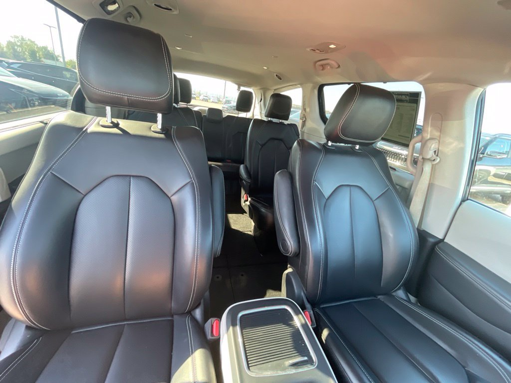 Used 2023 Chrysler Pacifica Touring-L FWD image 27