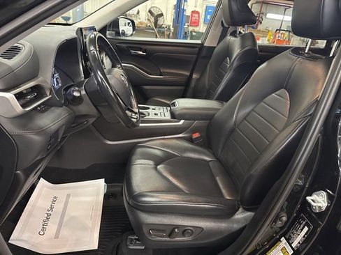 Used 2021 Toyota Highlander XLE image 11