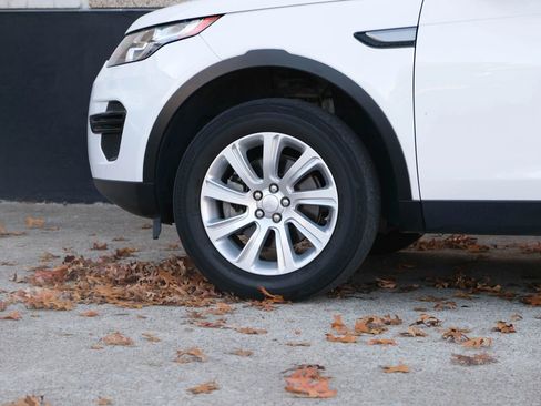 Used 2019 Land Rover Discovery Sport SE image 9