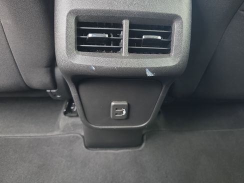 Used 2023 Chevrolet Equinox LT image 3