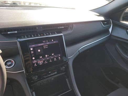 Used 2025 Jeep Grand Cherokee Laredo w/ MOPAR Finishing Package image 19