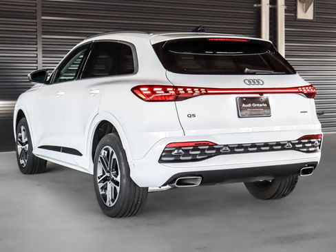 Certified 2025 Audi Q5 Premium w/ Convenience Package AWD/4WD image 2