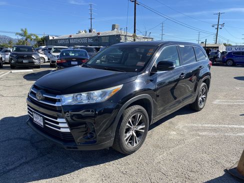 Used 2018 Toyota Highlander LE w/ Carpet Mat Package (TMS) image 2