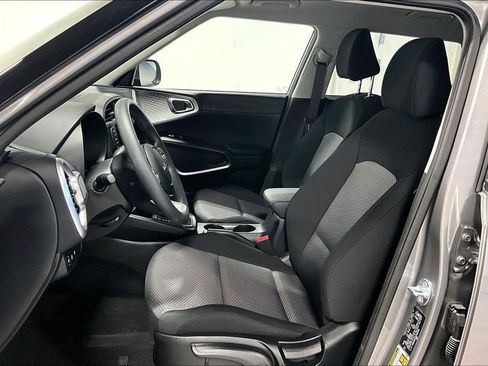 Used 2025 Kia Soul LX w/ LX Technology Package image 32