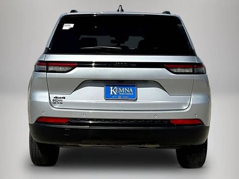 Used 2025 Jeep Grand Cherokee Altitude AWD/4WD image 5