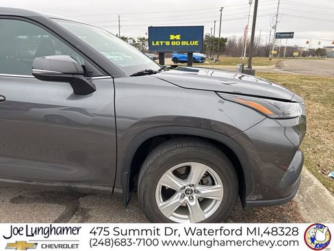 Used 2023 Toyota Highlander LE image 2