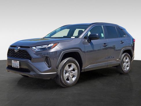 Used 2024 Toyota RAV4 LE AWD/4WD image 8