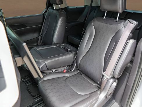 Used 2025 Kia Carnival SX FWD image 26