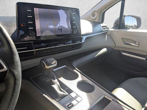 Used 2021 Toyota Sienna XLE image 18