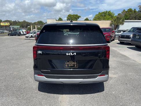 Used 2025 Kia Carnival FWD image 4