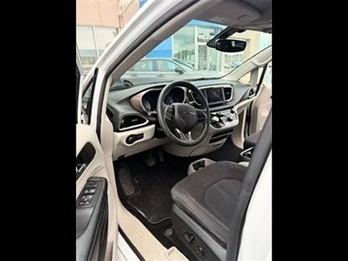 Used 2018 Chrysler Pacifica Touring Plus FWD image 10