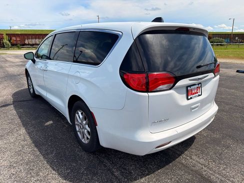 Used 2022 Chrysler Voyager LX FWD image 7