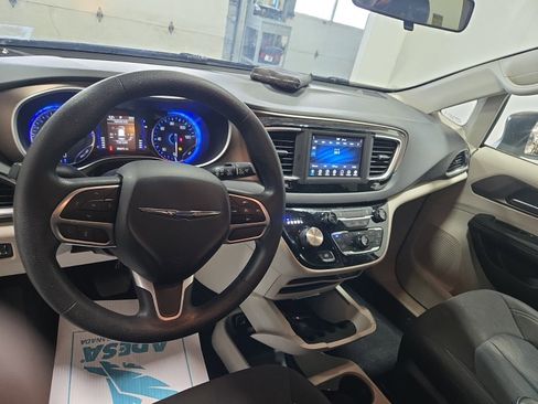 Used 2021 Chrysler Voyager L image 7