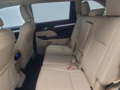 Used 2019 Toyota Highlander SE image 18