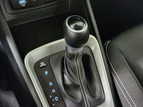 Used 2025 Hyundai Venue SEL FWD image 23