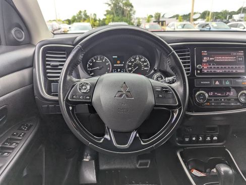Used 2017 Mitsubishi Outlander SE AWD/4WD image 12
