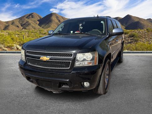 Used 2014 Chevrolet Suburban LT RWD image 14