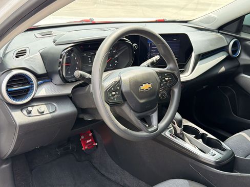 Used 2024 Chevrolet Trax LS w/ LS Convenience Package FWD image 4