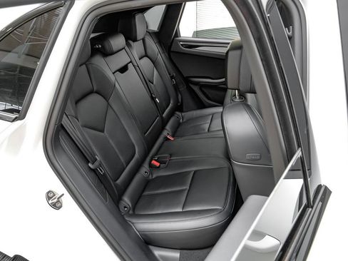 Used 2024 Porsche Macan AWD/4WD image 30