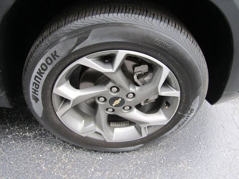 Used 2025 Chevrolet Trax LT w/ Sunroof Package FWD image 25
