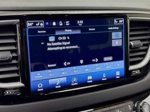 Used 2023 Chrysler Pacifica Touring-L image 14